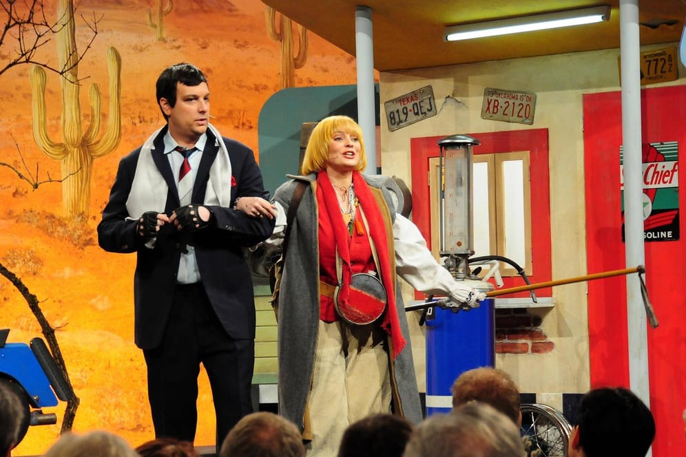Kabarettisten Stephan Zinner (links als Markus Söder) und Eva-Maria Höfling (rechts als Claudia Roth) während der Aufführung des politischen Singspiels (Archivbild): Die Veranstaltung fällt zum dritten Mal aus.
