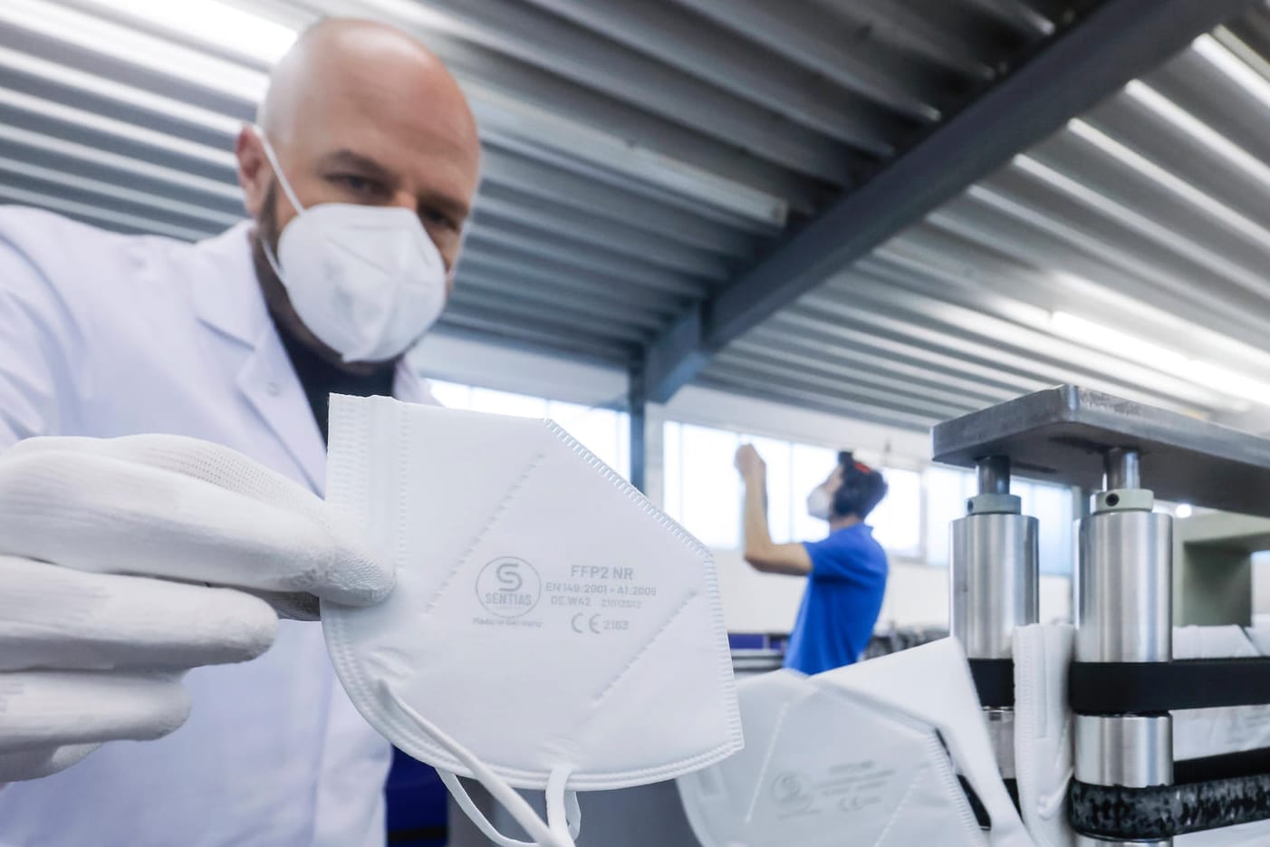FFP2-Masken-Produktion in Wuppertal: Bald gelten neue Corona-Regeln am Arbeitsplatz.