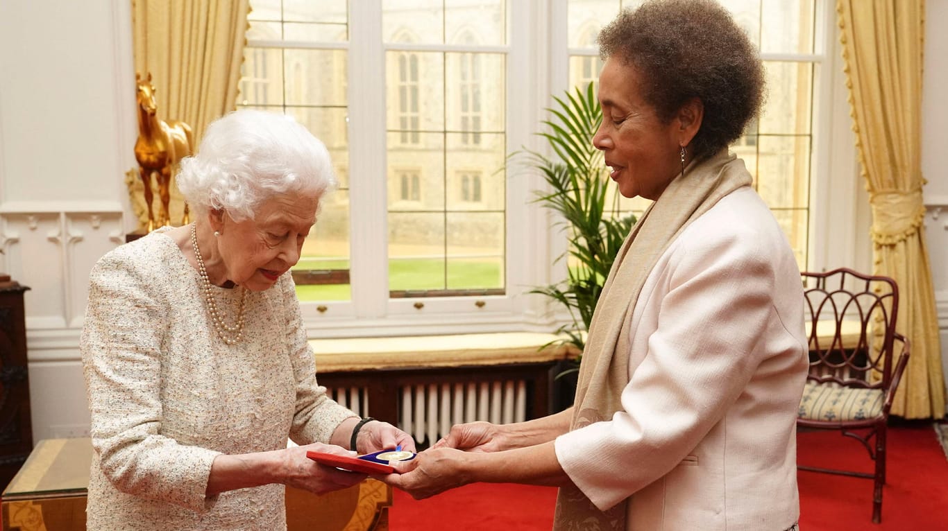 Queen Elizabeth überreicht Autorin Grace Nichols eine Medaille.