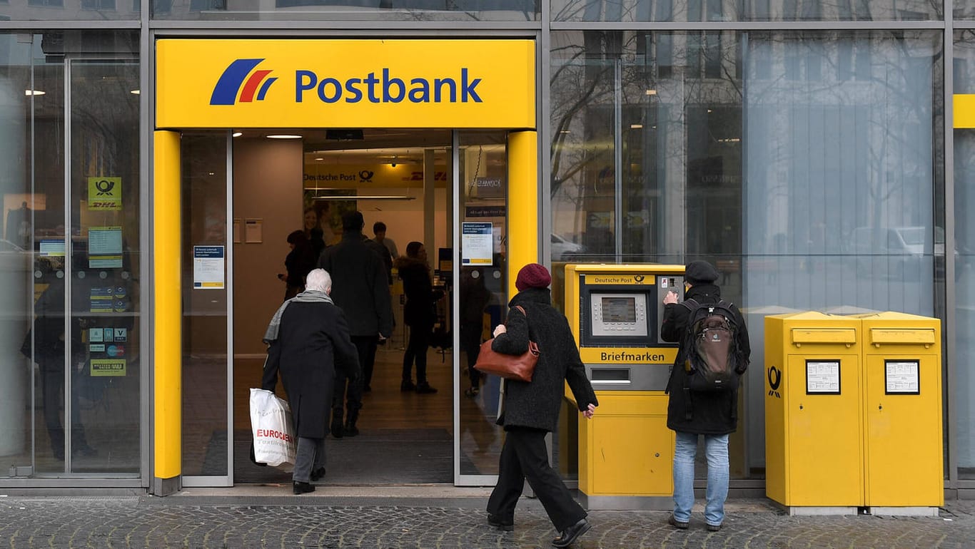 Postbank-Filiale in Frankfurt: Zum Wochenende dürfte es in vielen Geschäftsstellen zu Problemen kommen.