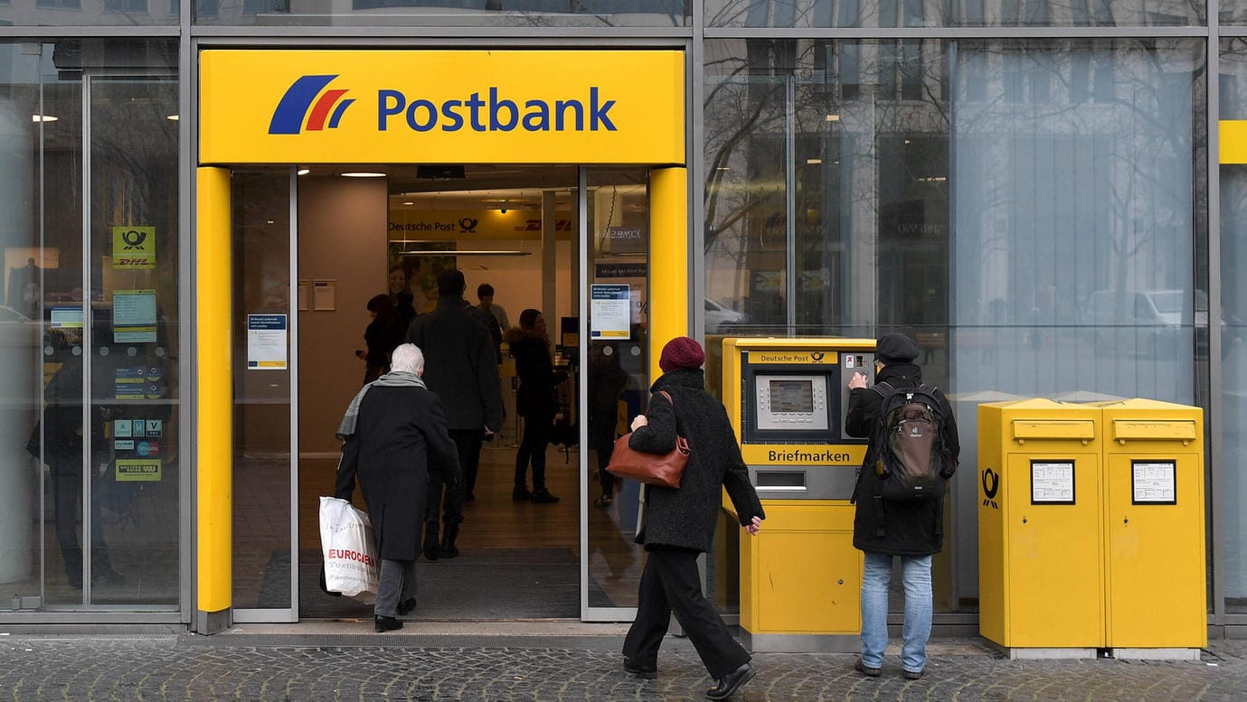 Postbank-Filiale in Frankfurt: Zum Wochenende dürfte es in vielen Geschäftsstellen zu Problemen kommen. Postbank-Filiale in Frankfurt: Zum Wochenende dürfte es in vielen Geschäftsstellen zu Problemen kommen.