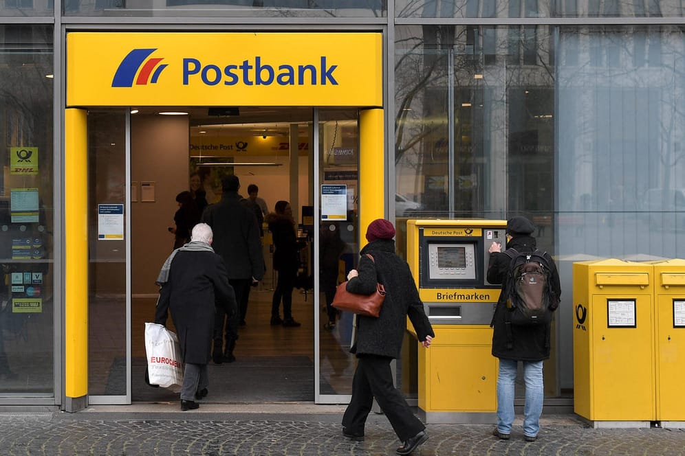 Postbank-Filiale in Frankfurt: Zum Wochenende dürfte es in vielen Geschäftsstellen zu Problemen kommen.