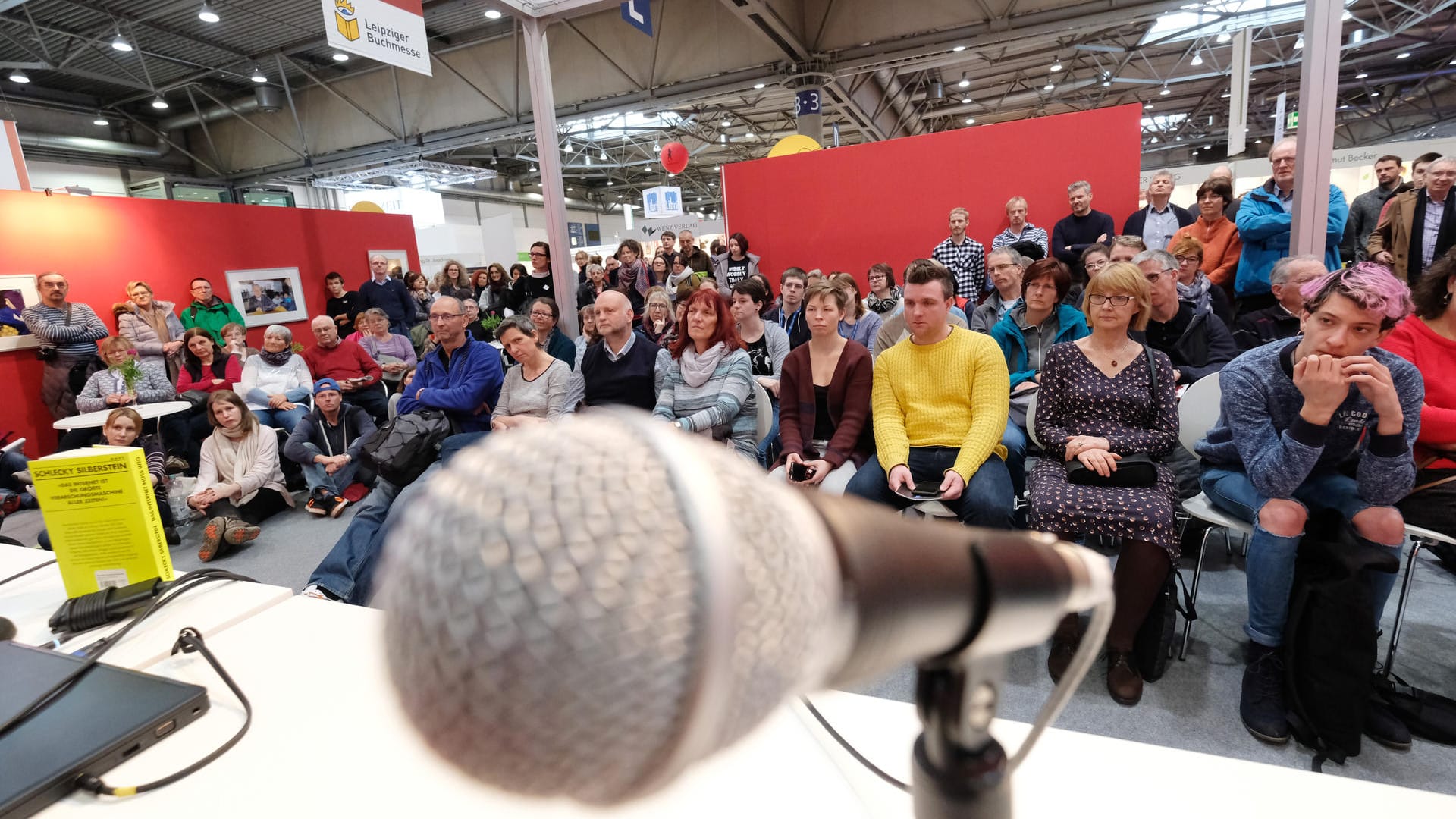 Besucher der Leipziger Buchmesse verfolgen eine Lesung (Archiv): Nach der Absage der Leipziger Buchmesse entstanden sich schnell Alternativen