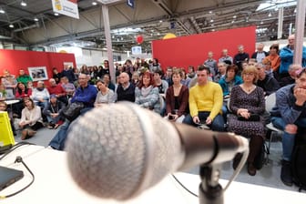 Besucher der Leipziger Buchmesse verfolgen eine Lesung (Archiv): Nach der Absage der Leipziger Buchmesse entstanden sich schnell Alternativen