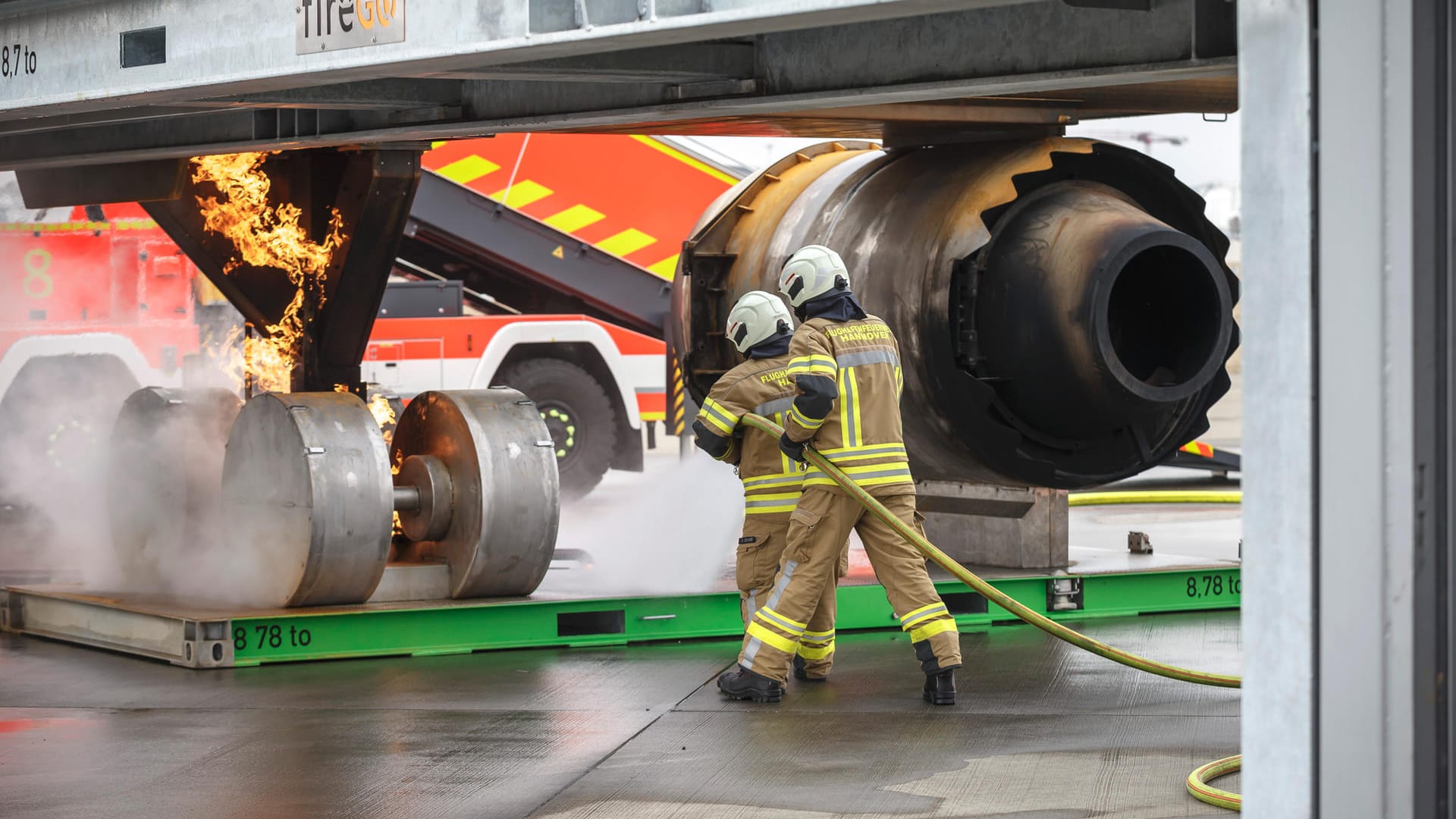 Flammen kommen aus dem "Fahrwerk" des Simulators: An 28 Stellen im Flugzeug lässt sich per Knopfdruck ein Feuer entfachen.