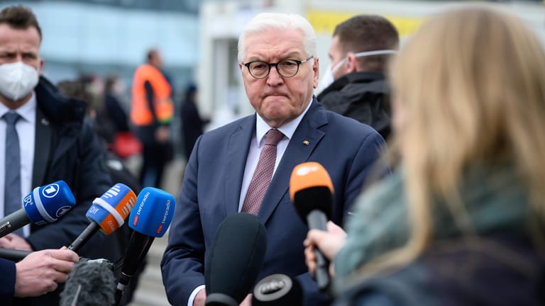 Bundespräsident Frank-Walter Steinmeier besucht das Willkommenszelt für Flüchtlinge aus der Ukraine am Berliner Hauptbahnhof: Hier kam er mit Ankömmlingen und Helfern ins Gespräch.