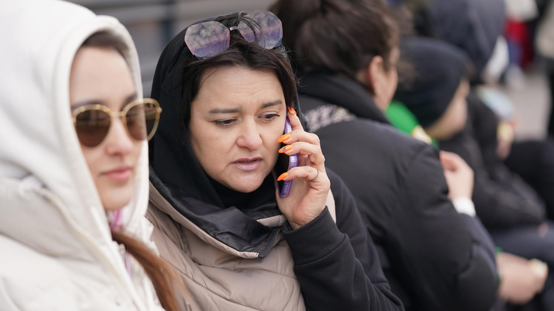 Zwei geflüchtete Frauen aus der Ukraine (Symbolbild): Vor allem Frauen sollen vor dubiosen Angeboten geschützt werden. Zwei geflüchtete Frauen aus der Ukraine (Symbolbild): Vor allem Frauen sollen vor dubiosen Angeboten geschützt werden.