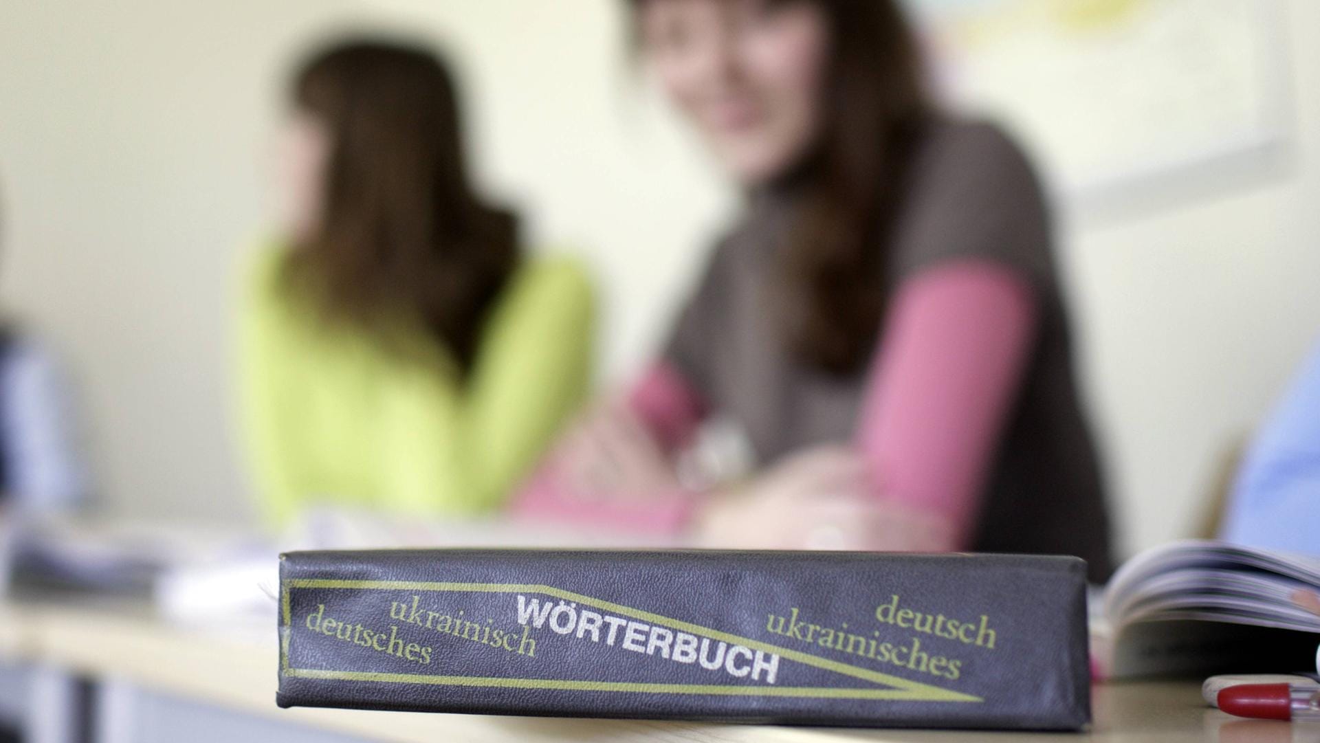 Ein deutsch-ukrainisches Wörterbuch auf einem Schultisch. (Symbolbild): Über 3,1 Millionen Menschen sollen bereits seit Kriegsbeginn aus der Ukraine geflüchtet sein.
