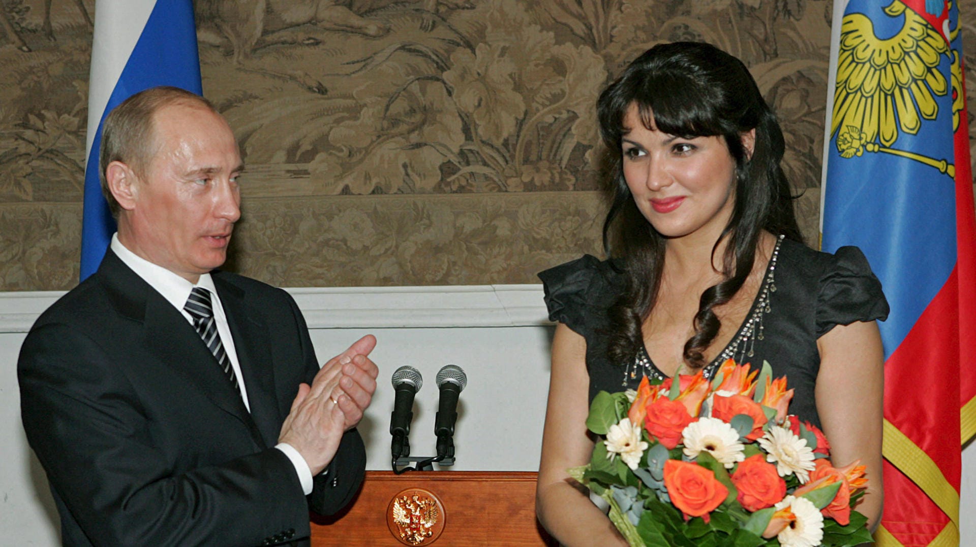 Wladimir Putin mit der Opernsängerin Anna Netrebko: Die Opernsängerin distanziert sich nicht vom Kremlchef.