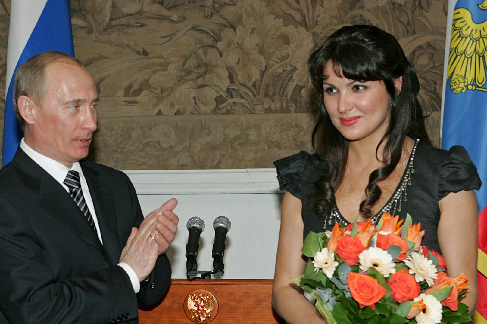 Wladimir Putin mit der Opernsängerin Anna Netrebko: Die Opernsängerin distanziert sich nicht vom Kremlchef.