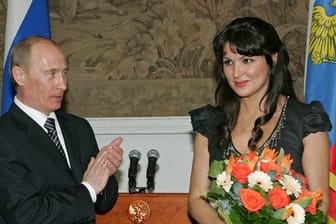 Wladimir Putin mit der Opernsängerin Anna Netrebko: Die Opernsängerin distanziert sich nicht vom Kremlchef.