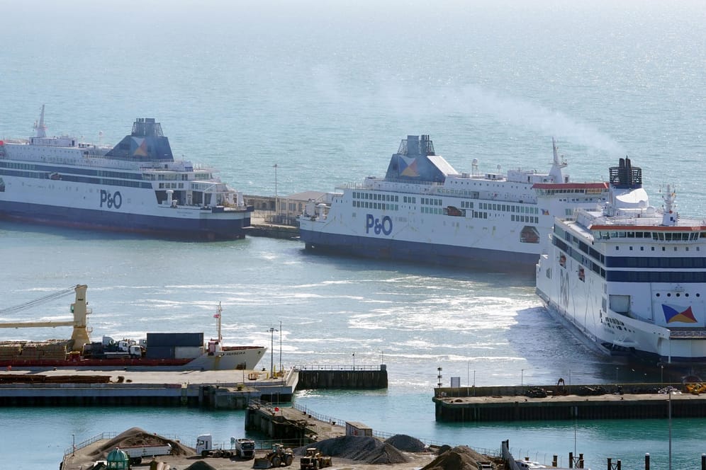 Die P&O-Fähren "Spirit of Britain", "Pride of Canterbury" und "Pride of Kent" werden im Kreuzfahrtterminal des Hafens von Dover festgemacht. Das Unternehmen hat die Fahrten eingestellt.