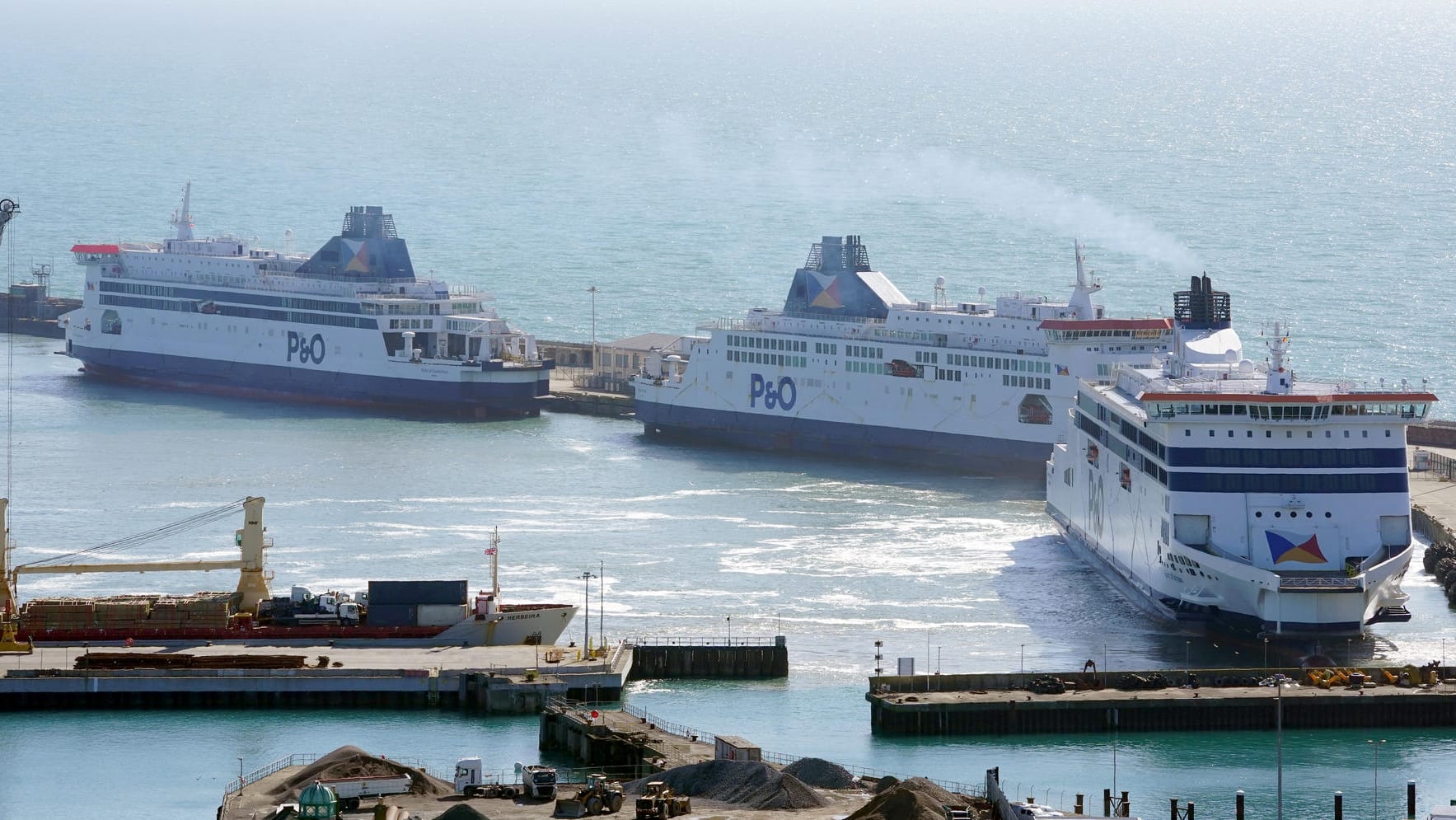 Die P&O-Fähren "Spirit of Britain", "Pride of Canterbury" und "Pride of Kent" werden im Kreuzfahrtterminal des Hafens von Dover festgemacht. Das Unternehmen hat die Fahrten eingestellt.