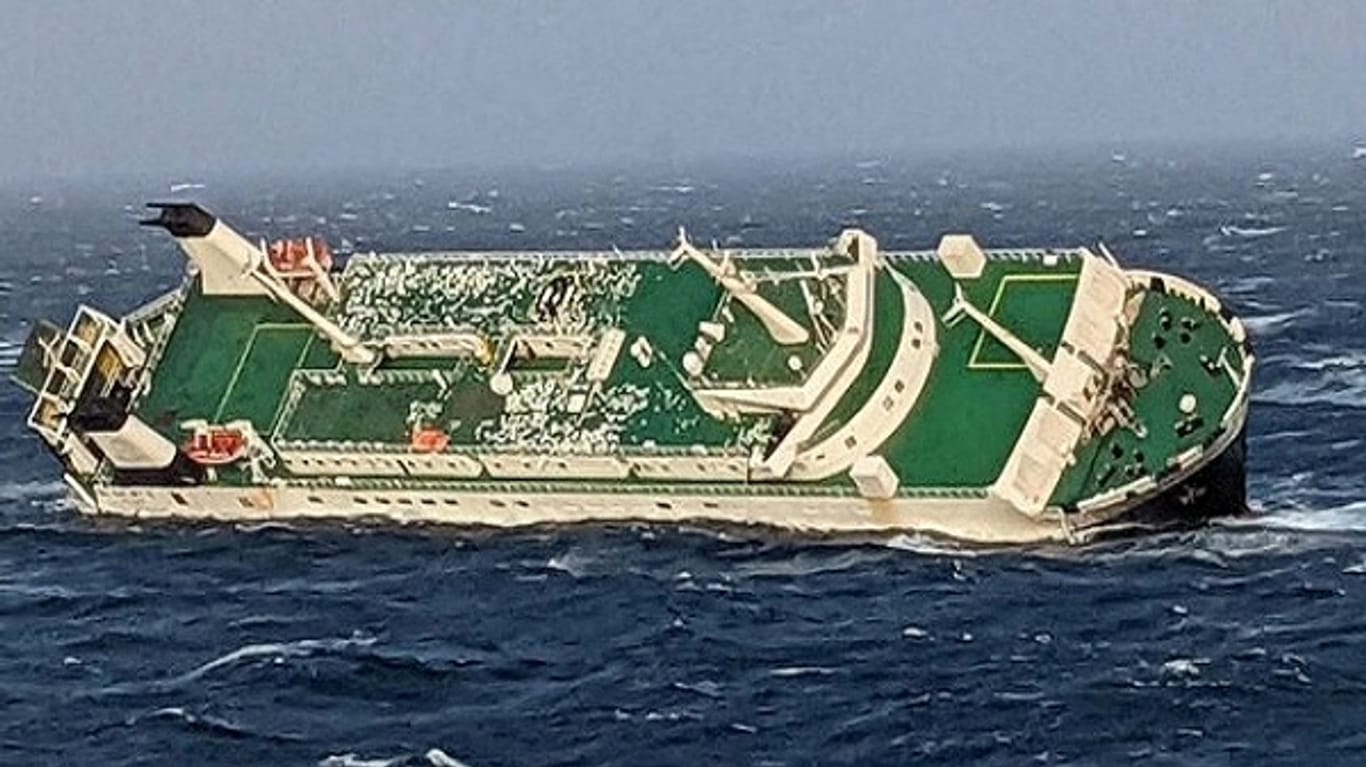 Das Frachtschiff vor der iranischen Küste: Von den 30 Passagieren konnten bisher 29 gerettet werden.