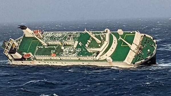 Das Frachtschiff vor der iranischen Küste: Von den 30 Passagieren konnten bisher 29 gerettet werden. Das Frachtschiff vor der iranischen Küste: Von den 30 Passagieren konnten bisher 29 gerettet werden.