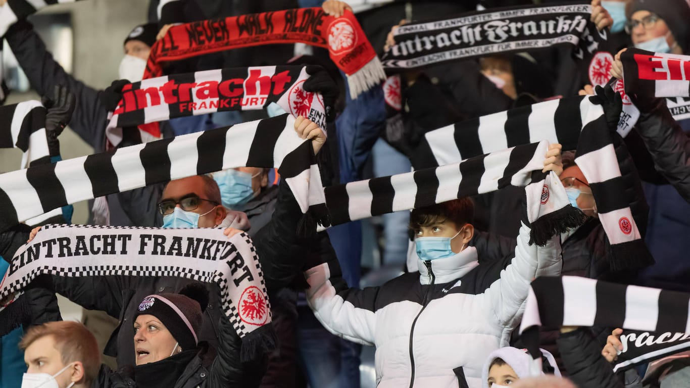 Fans von Eintracht Frankfurt (Archivbild) Für sie galt im Stadion am Donnerstagabend beim Europapokal-Spiel eine strenge Maskenpflicht.
