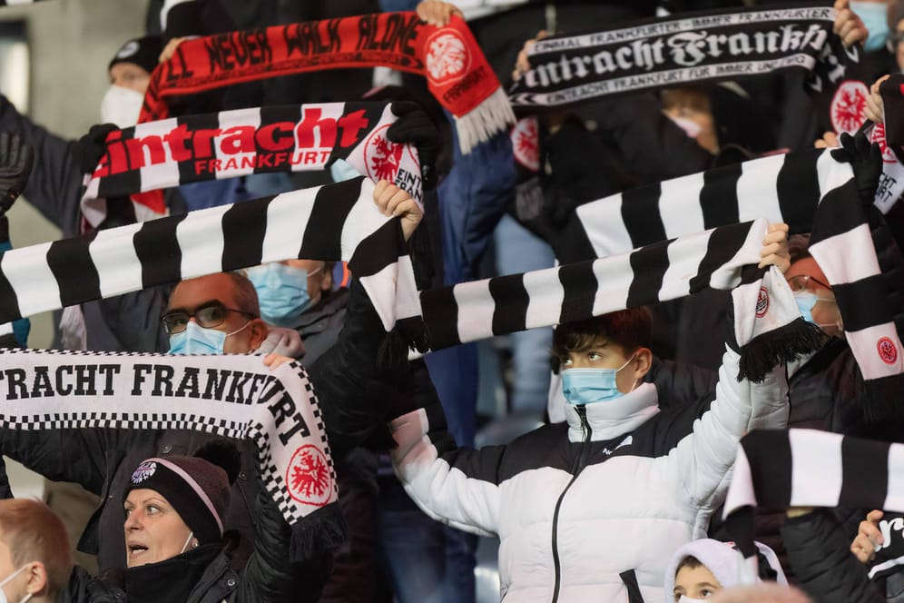 Fans von Eintracht Frankfurt (Archivbild) Für sie galt im Stadion am Donnerstagabend beim Europapokal-Spiel eine strenge Maskenpflicht.