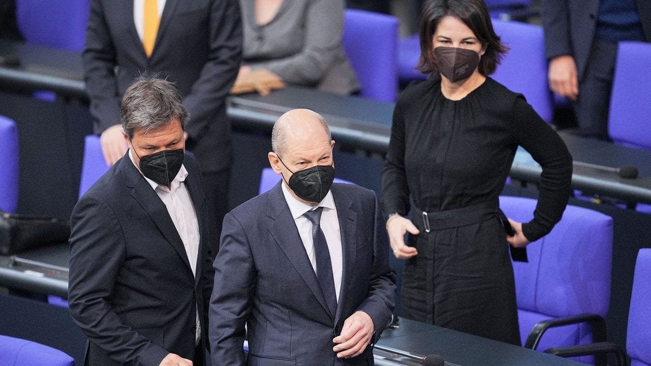 Ampel-Koalition lehnte eine Ukraine-Debatte ab: Kanzler Olaf Scholz, Vizekanzler Robert Habeck, dahinter Außenministerin Annalena Baerbock. Ampel-Koalition lehnte eine Ukraine-Debatte ab: Kanzler Olaf Scholz, Vizekanzler Robert Habeck, dahinter Außenministerin Annalena Baerbock.