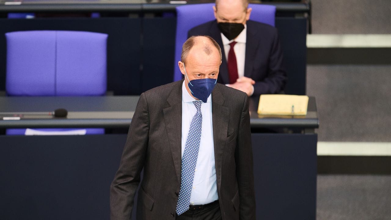 "Gibt es möglicherweise Entscheidungen die nachkorrigiert werden müssen", wollte CDU-Chef Friedrich Merz von Kanzler Scholz wissen. "Gibt es möglicherweise Entscheidungen die nachkorrigiert werden müssen", wollte CDU-Chef Friedrich Merz von Kanzler Scholz wissen.