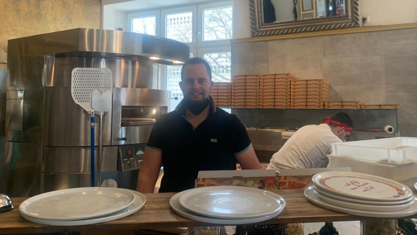 Marco Esposito in seiner Pizzeria "Ciao" in München: Er hofft, dass der Krieg bald endet und es keine Lebensmittelengpässe gibt.