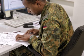 Ein Bundeswehrsoldat hilft 2015 bei der Registrierung von Geflüchteten in Berlin (Archivbild): Sieben Jahre sind die Kameraden erneut gefordert.