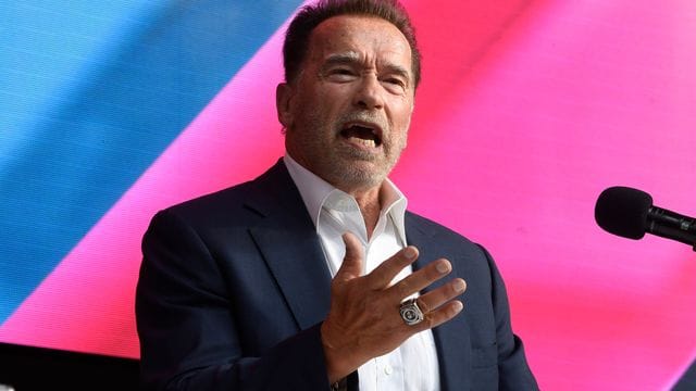 Arnold Schwarzenegger, ehemaliger Bodybuilder, Schauspieler und Politiker, ruft Russen zum Kampf gegen Propaganda auf. Arnold Schwarzenegger, ehemaliger Bodybuilder, Schauspieler und Politiker, ruft Russen zum Kampf gegen Propaganda auf.