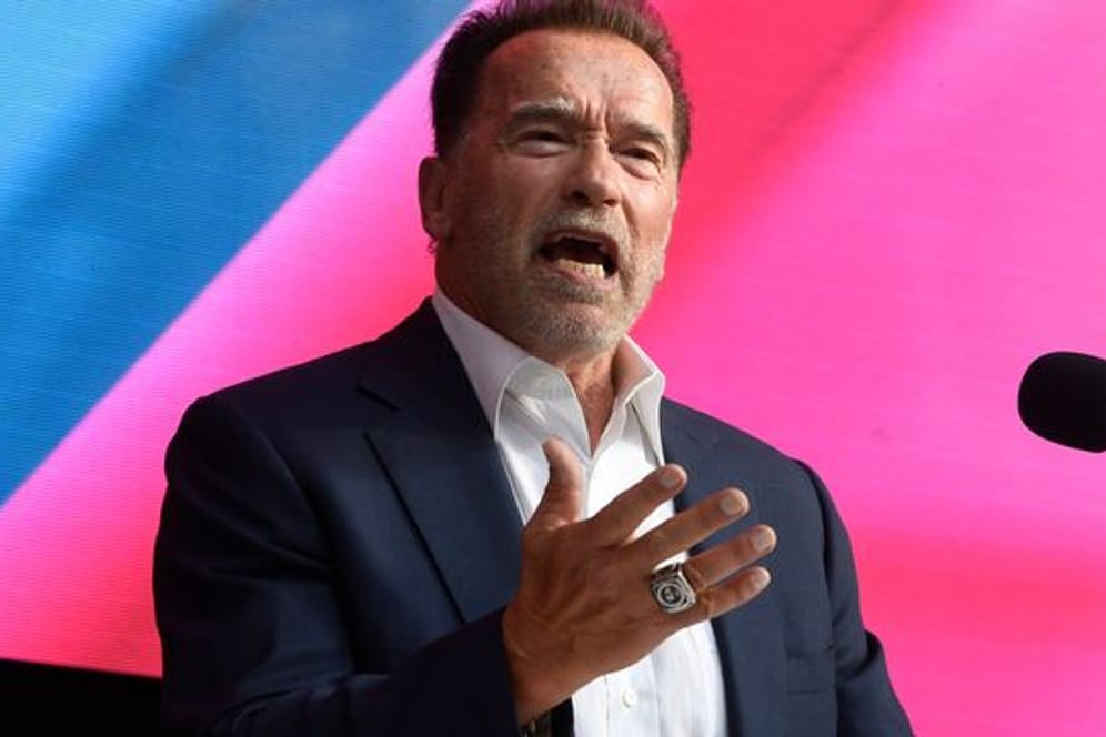 Arnold Schwarzenegger, ehemaliger Bodybuilder, Schauspieler und Politiker, ruft Russen zum Kampf gegen Propaganda auf.