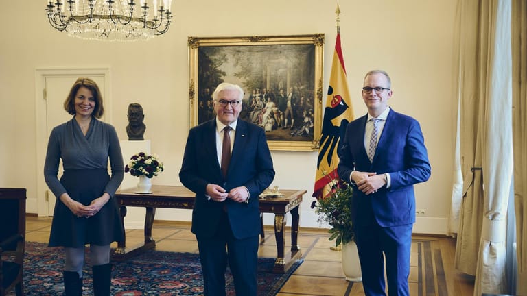 Bundespräsident Frank Walter Steinmeier empfing Miriam Hollstein (l.) und Sven Böll (r.) im Schloss Bellevue.