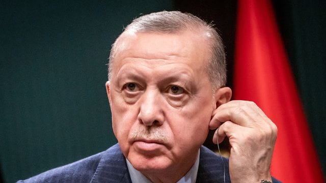 Recep Tayyip Erdogan nimmt an einer Pressekonferenz teil.