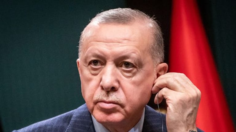 Recep Tayyip Erdogan nimmt an einer Pressekonferenz teil.