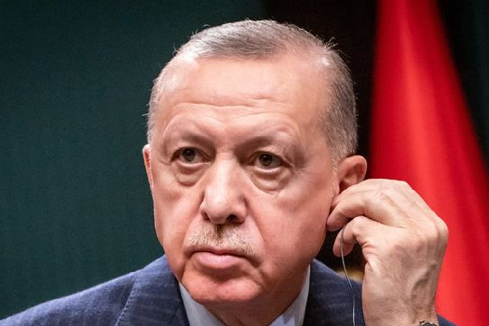 Recep Tayyip Erdogan nimmt an einer Pressekonferenz teil.