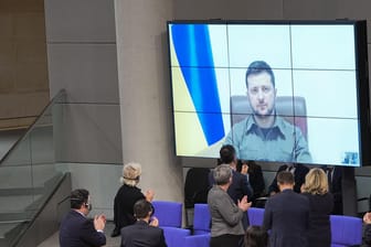 Wolodymyr Selenskyj: Der ukrainische Präsident sprach per Videoschalte im deutschen Bundestag.