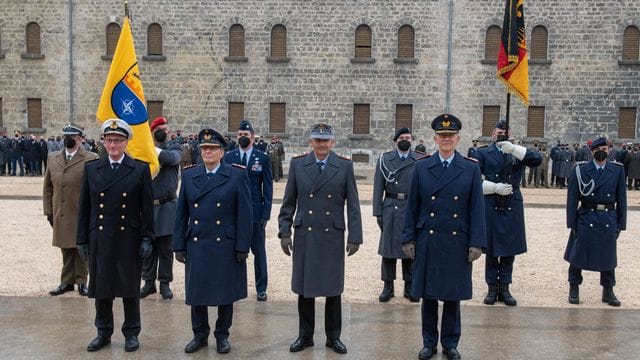 Kommandoübergabe mit Großem Zapfenstreich in Ulm