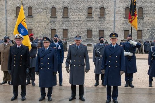 Kommandoübergabe mit Großem Zapfenstreich in Ulm