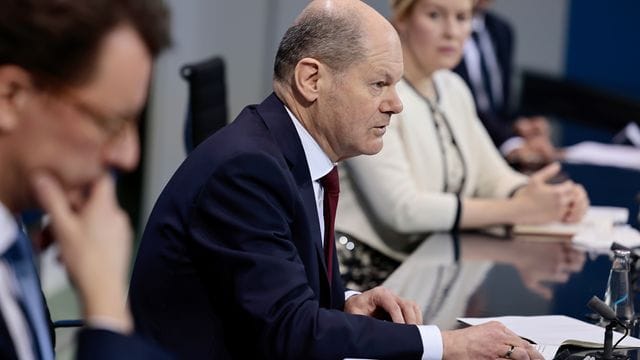 Scholz berät mit Länderchefs über Corona Scholz berät mit Länderchefs über Corona