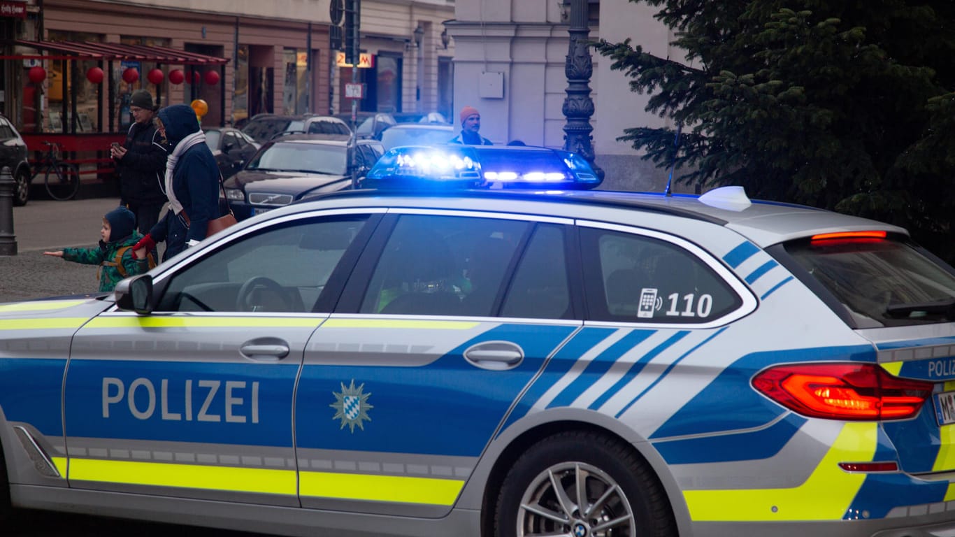 Polizei bei einem Einsatz in München (Symbolbild): Die Täter sollen das Opfer auf Russisch beleidigt haben.