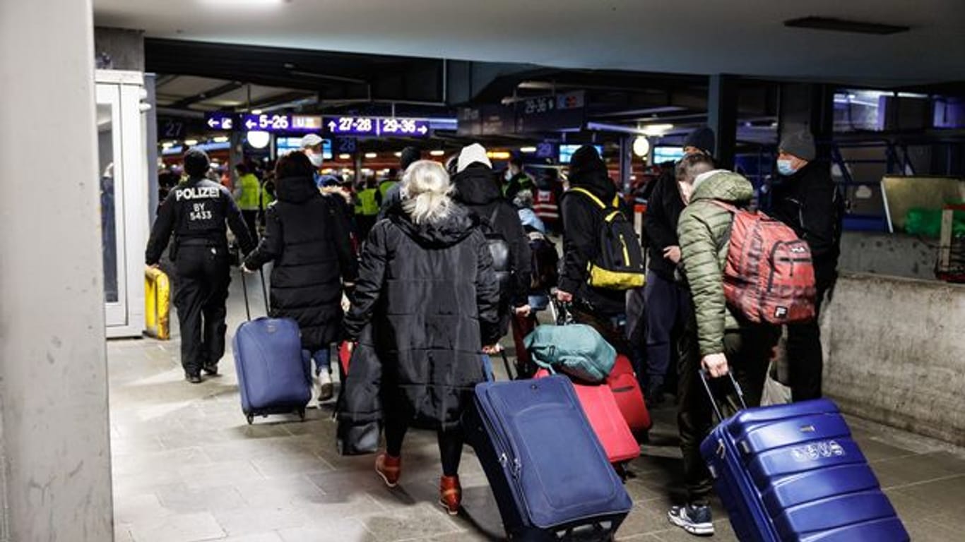 Zahlreiche Flüchtlinge aus der Ukraine gehen nach ihrer Ankunft mit einem Sonderzug am Münchner Hauptbahnhof zur Registrierung.