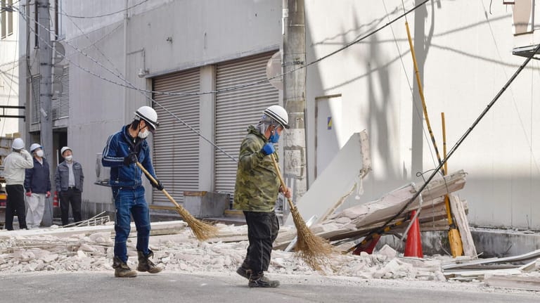 Aufräumarbeiten in Fukushima: Der Stromausfall in der Region wurde mittlerweile wieder behoben.