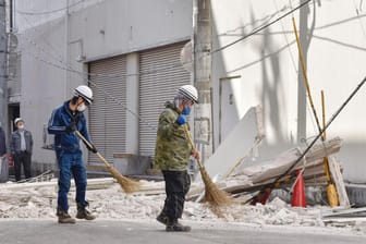 Aufräumarbeiten in Fukushima: Der Stromausfall in der Region wurde mittlerweile wieder behoben.