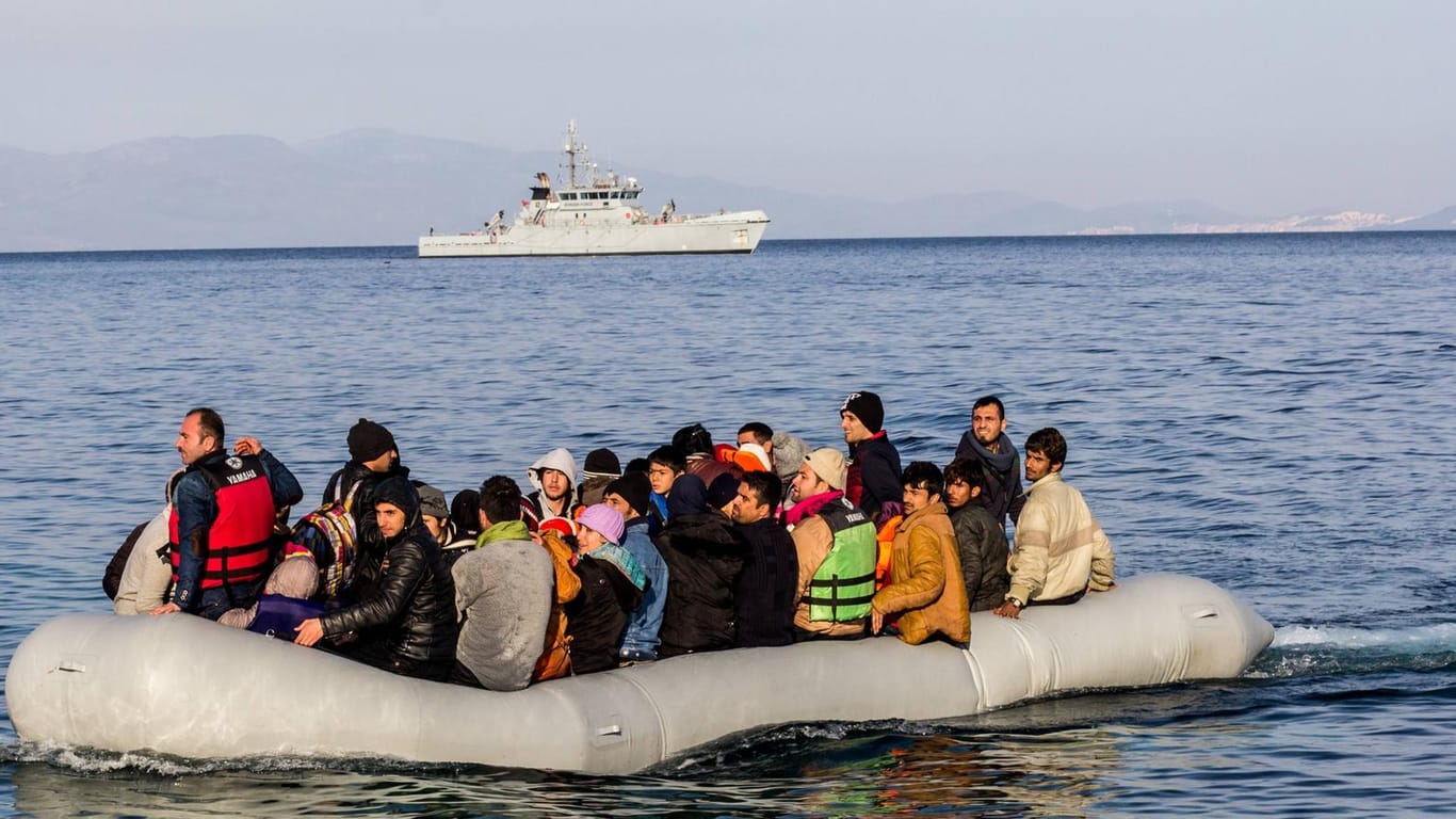 Flüchtlingsboot im Mittelmeer: Wegen eines sogenannten Pushbacks von Frontex hat ein Syrer Beschwerde eingereicht.
