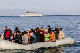 Flüchtlingsboot im Mittelmeer: Wegen eines sogenannten Pushbacks von Frontex hat ein Syrer Beschwerde eingereicht.