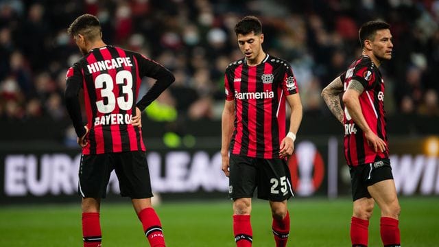 Nach dem Spiel gegen Atalanta Bergamo zeigen sich Leverkusens Piero Hincapie (l-r), Exequiel Palacios und Charles Aranguiz unzufrieden. Nach dem Spiel gegen Atalanta Bergamo zeigen sich Leverkusens Piero Hincapie (l-r), Exequiel Palacios und Charles Aranguiz unzufrieden.
