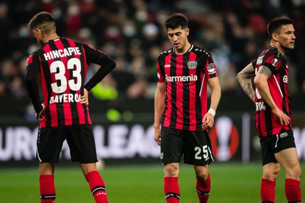 Nach dem Spiel gegen Atalanta Bergamo zeigen sich Leverkusens Piero Hincapie (l-r), Exequiel Palacios und Charles Aranguiz unzufrieden.