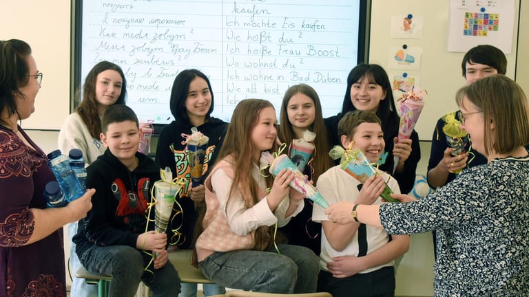 Kinder aus der Ukraine werden an einer Schule im sächsischen Bad Düben mit kleinen Zuckertüten empfangen.