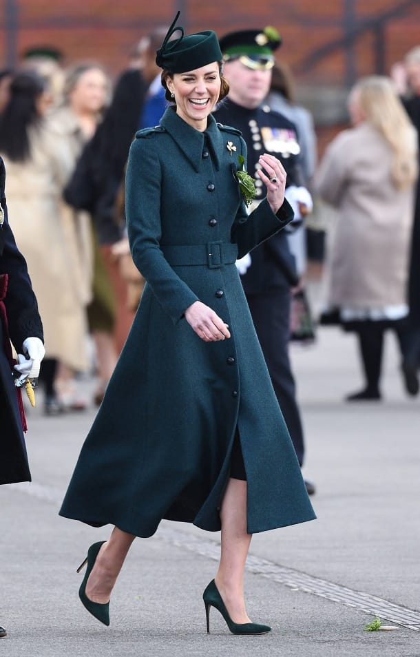 Herzogin Kate in einem Mantel von Laura Green London.