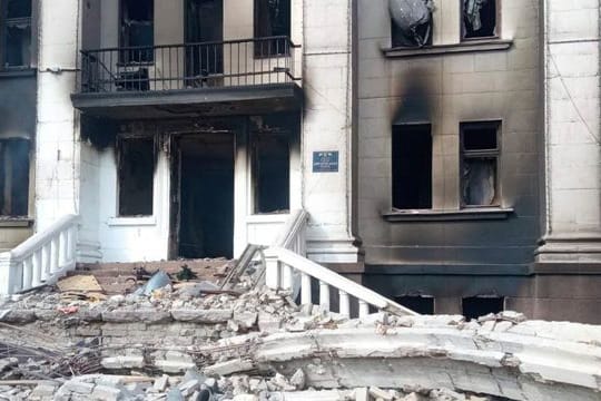 Mehr als angenommen: Wie viele Menschen waren in dem Theater in Mariupol, als es angegriffen wurde?.