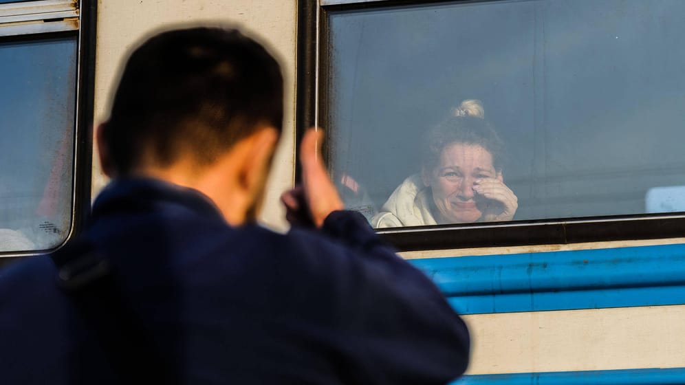 Abschied am Bahnhof in Lwiw: Eine ukrainische Familie flüchtet nach Europa.