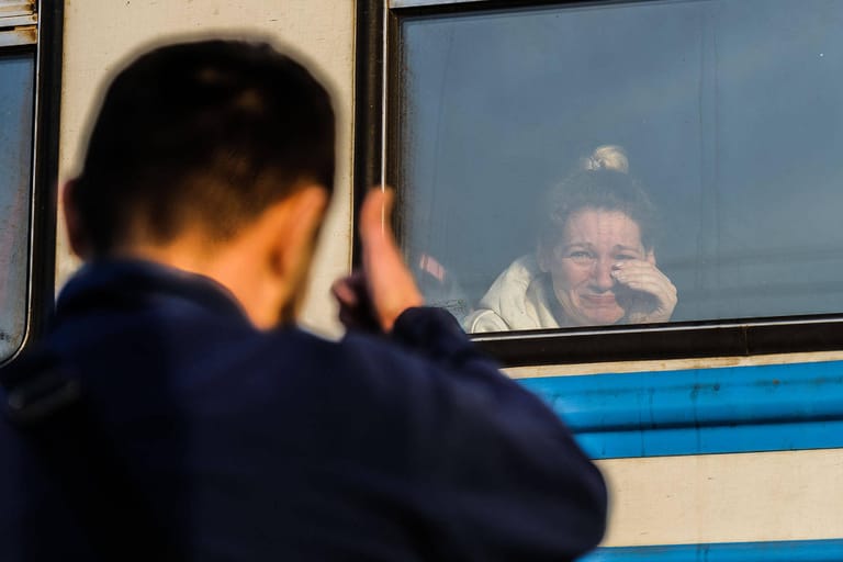 Abschied am Bahnhof in Lwiw: Eine ukrainische Familie flüchtet nach Europa.