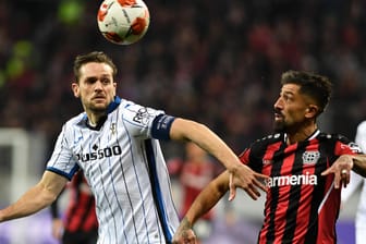 Duell im Rückspiel: Rafael Toloi (Bergamo) und Leverkusens Kerem Demirbay (r.).