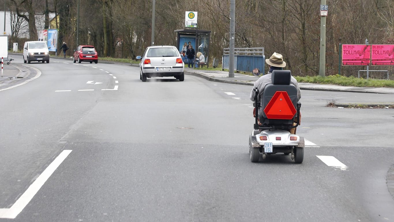 Elektrischer Rollstuhl mit einem älteren Mann auf der Straße (Archivbild): Eine Kollision führte zu dem Tod eines 66-Jährigen.